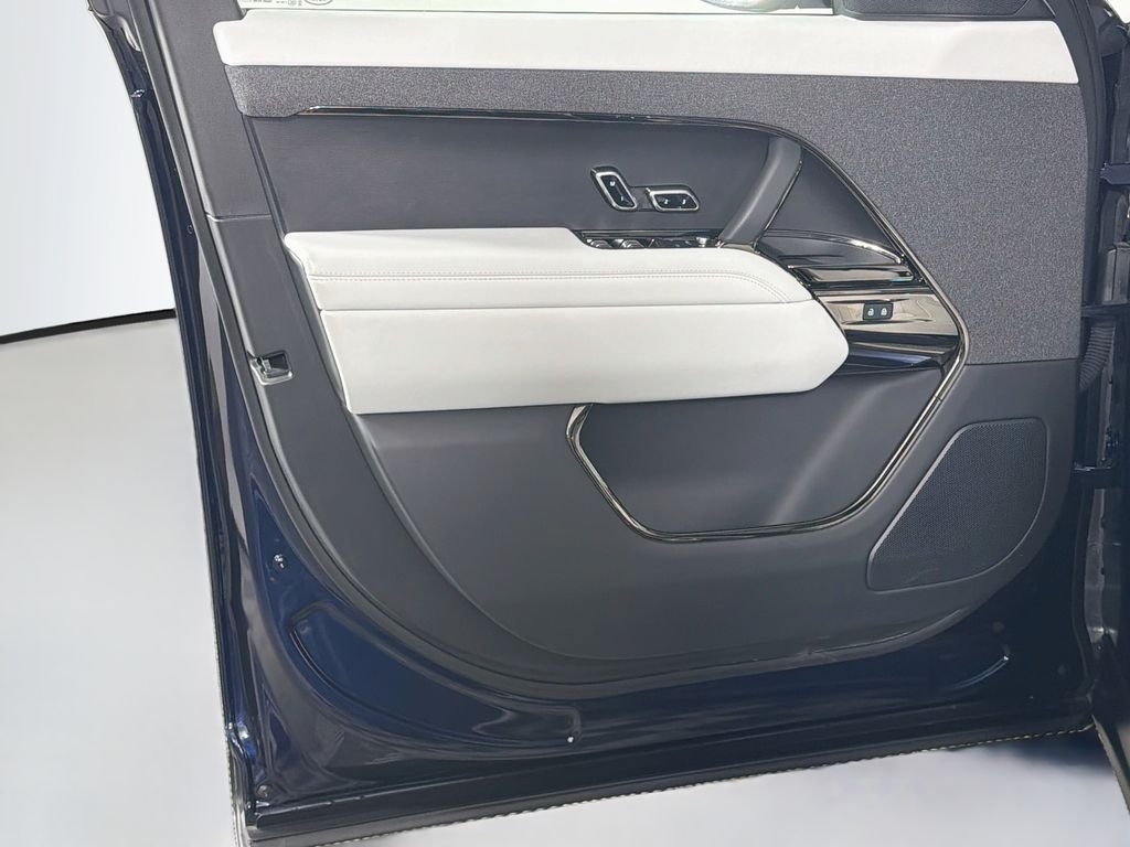 Used 2023 Portofino Blue Metallic Land Rover SE image 18