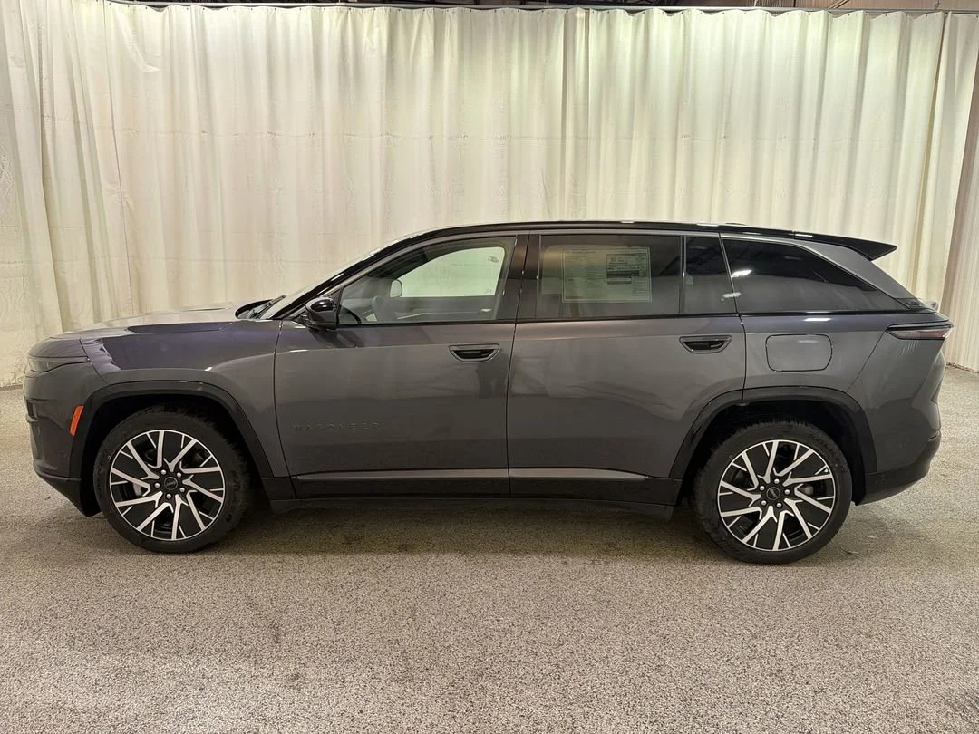 Used 2025 Baltic Gray Metallic Clearcoat Jeep Limited image 6