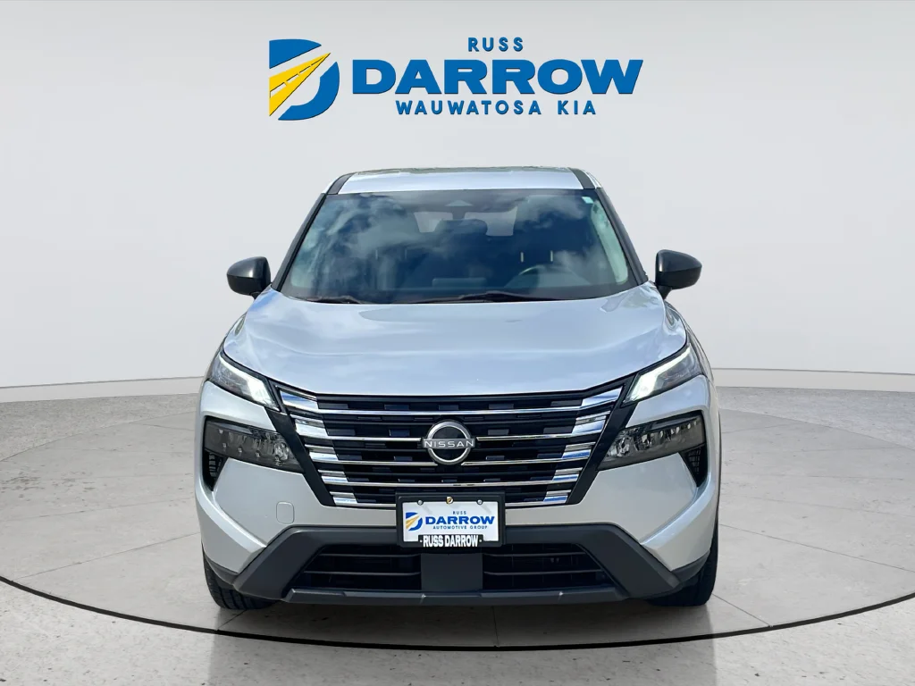 Used 2024 Silver Nissan S image 8