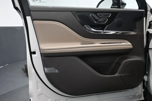 Used 2023 Pristine White Lincoln Standard image 20