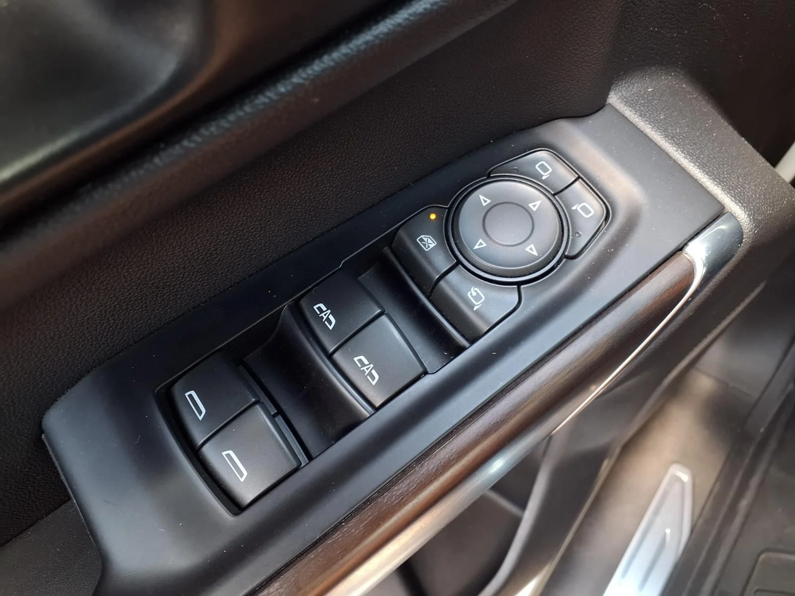 Used 2019 White GMC SLT image 25