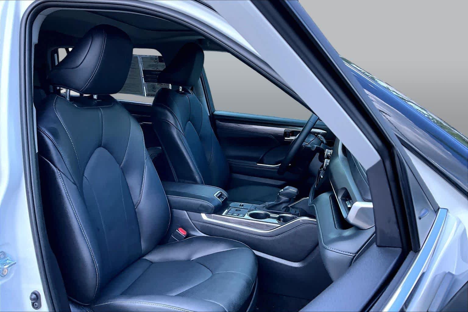 Used 2025 Wind Chill Pearl Toyota Hybrid Limited image 9