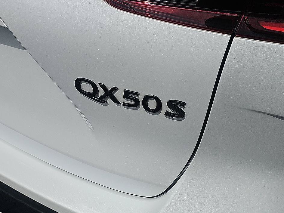 Used 2023 Radiant White INFINITI SPORT image 9