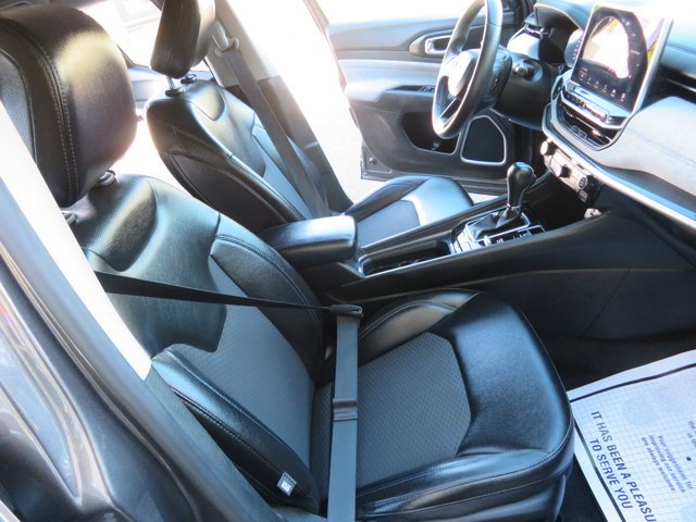 Used 2022 Granite Crystal Metallic Clearcoat Jeep Latitude image 12