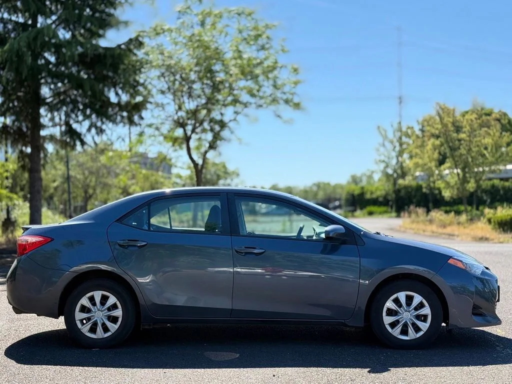 Used 2017  Toyota L image 6