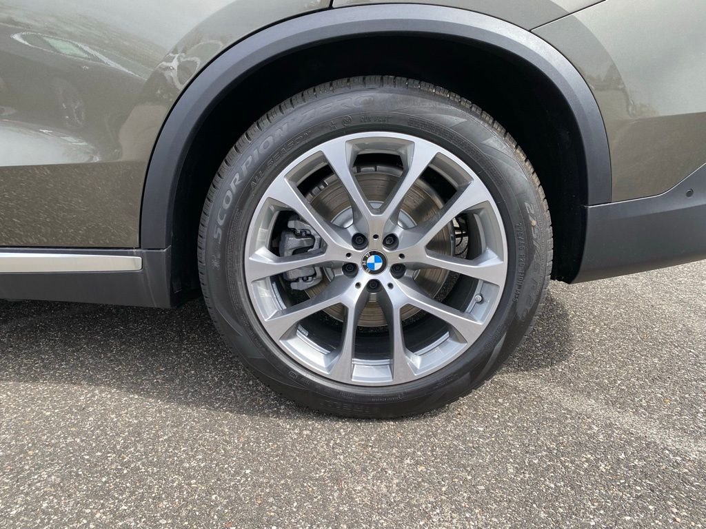 New 2026 Manhattan Green Metallic BMW xDrive50e image 5