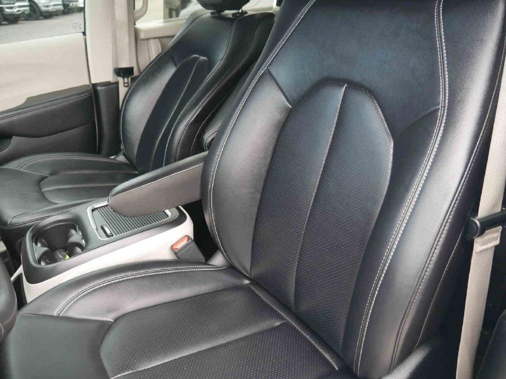 Used 2024 White Chrysler Touring L image 27