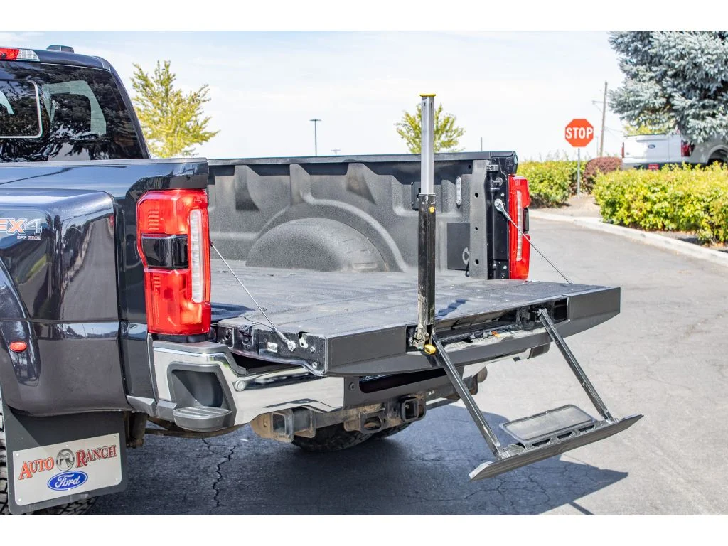 Used 2023 AGATE BLACK Ford LARIAT image 13