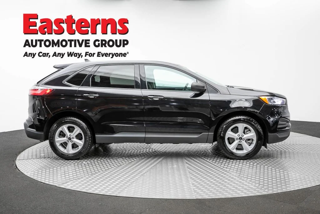 Used 2023 Black Ford SE image 4