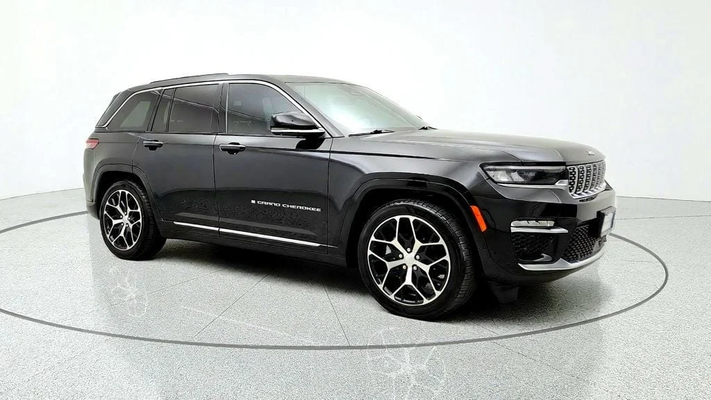 Used 2023 Diamond Black Crystal Pearlcoat Jeep Summit Reserve 4x4 image 3