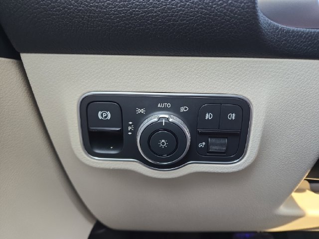 New 2026 Polar White Mercedes-Benz GLB250 image 21