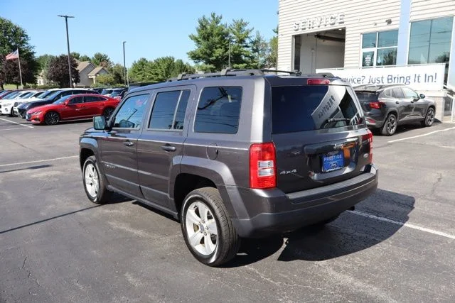 Used 2014 Granite Crystal Clearcoat Metallic Jeep Latitude image 5
