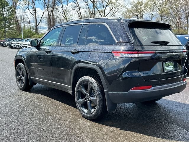 New 2026 Diamond Black Crystal Pearl-Coat Exterior Paint Jeep Limited image 3