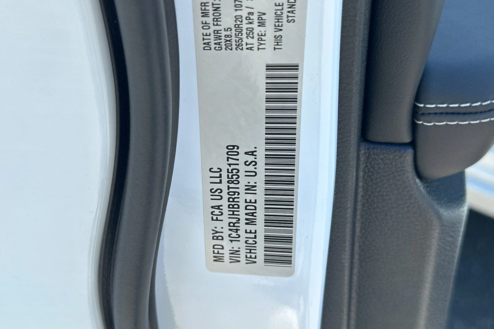 New 2026 Bright White Clear-Coat Exterior Paint Jeep Limited Reserve image 29
