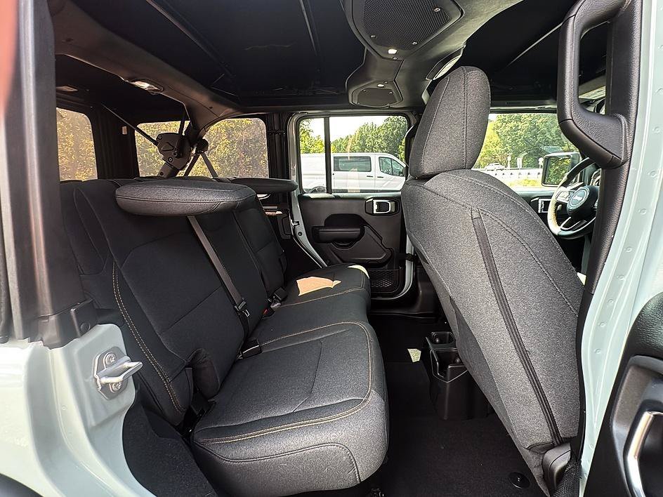 Used 2024 Earl Clearcoat Jeep Sport S image 30