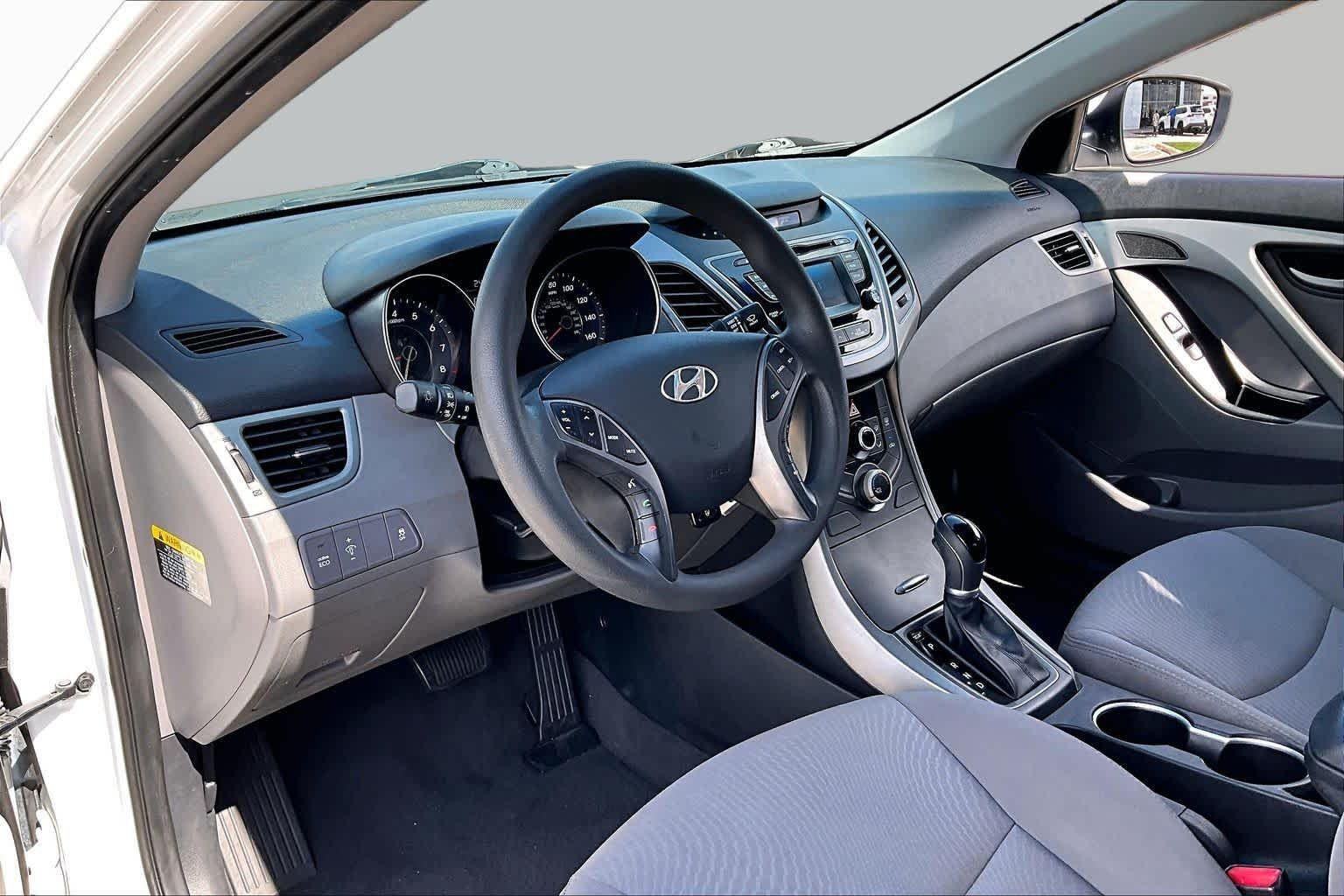 Used 2015 Quartz White Pearl Hyundai SE image 18