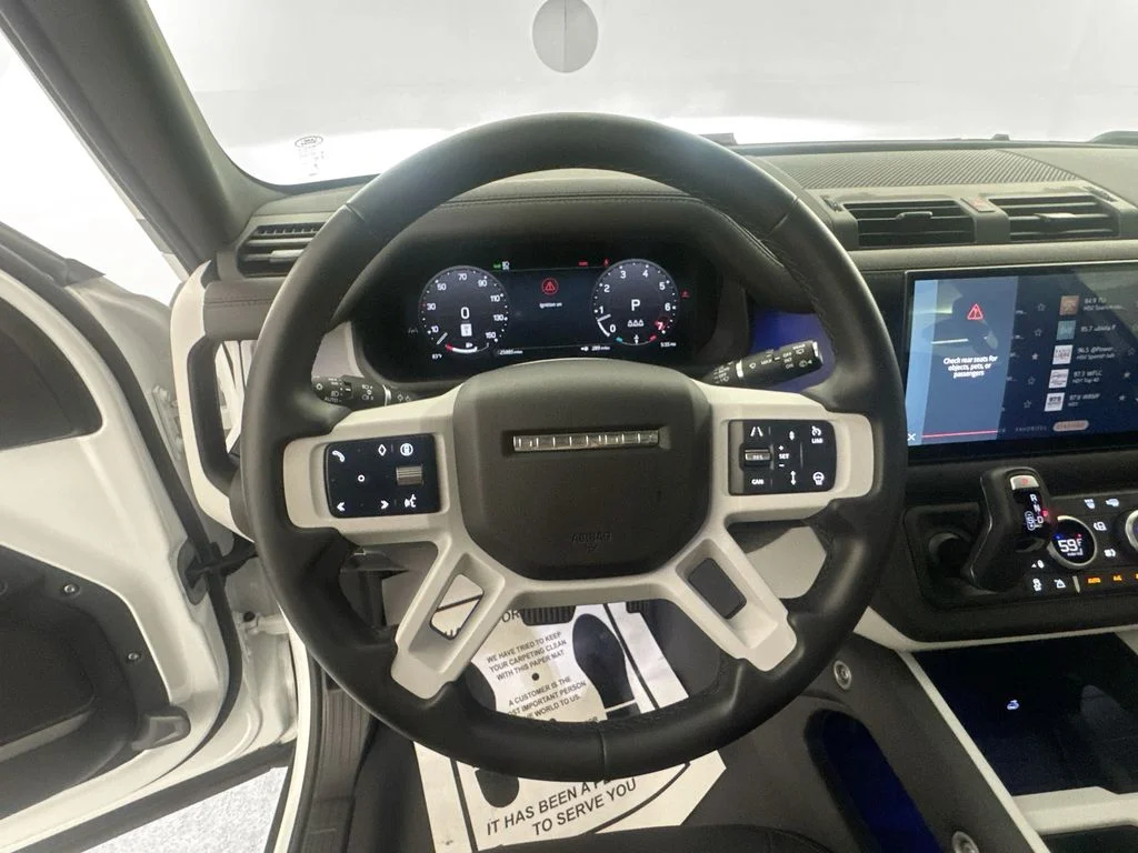 Used 2025 White Land Rover X-Dynamic SE image 10