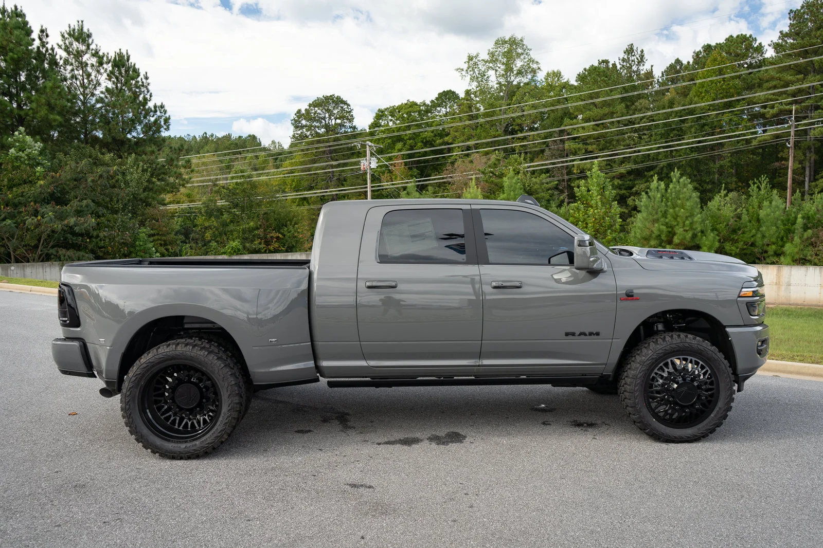 New 2026 Ceramic Gray Clear-Coat Exterior Paint RAM Laramie image 23