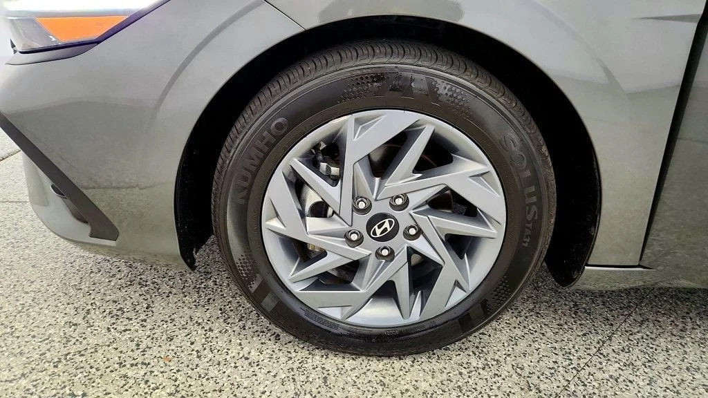 Used 2024 Amazon Gray Hyundai SEL IVT image 9