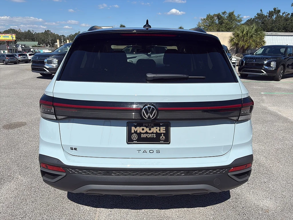 New 2027 Monument Gray w/ Deep Black Roof Volkswagen SE Black FWD image 27