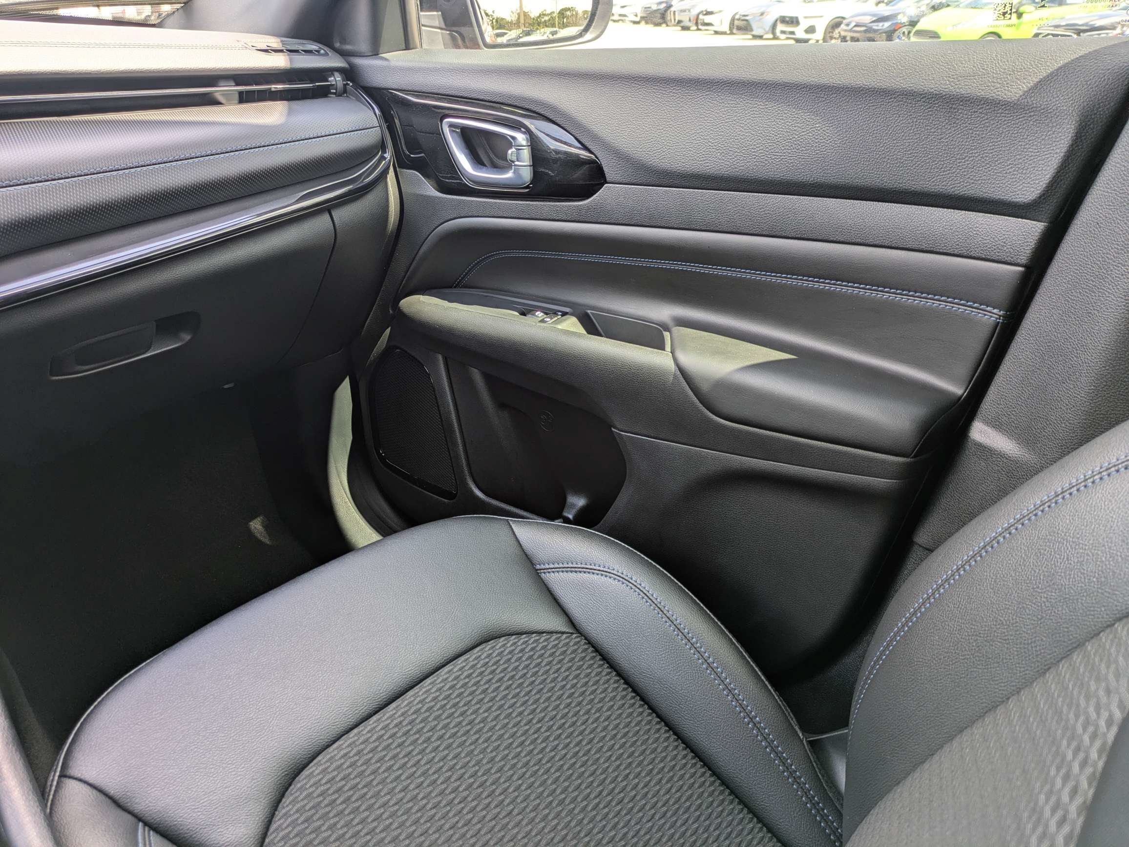 Used 2025 Red Hot Pearlcoat Jeep Latitude image 20