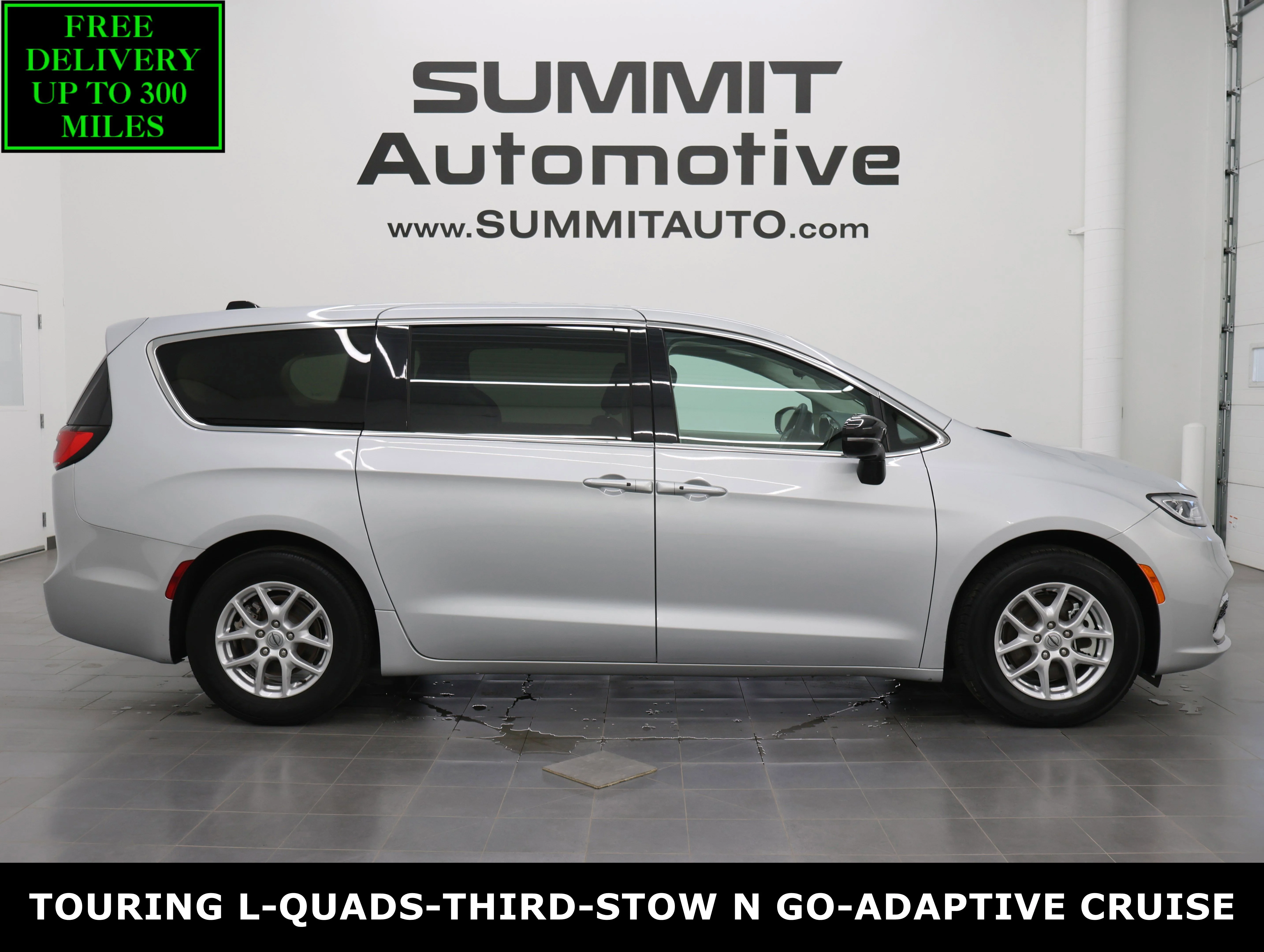 2024 Chrysler Pacifica Touring L's photo