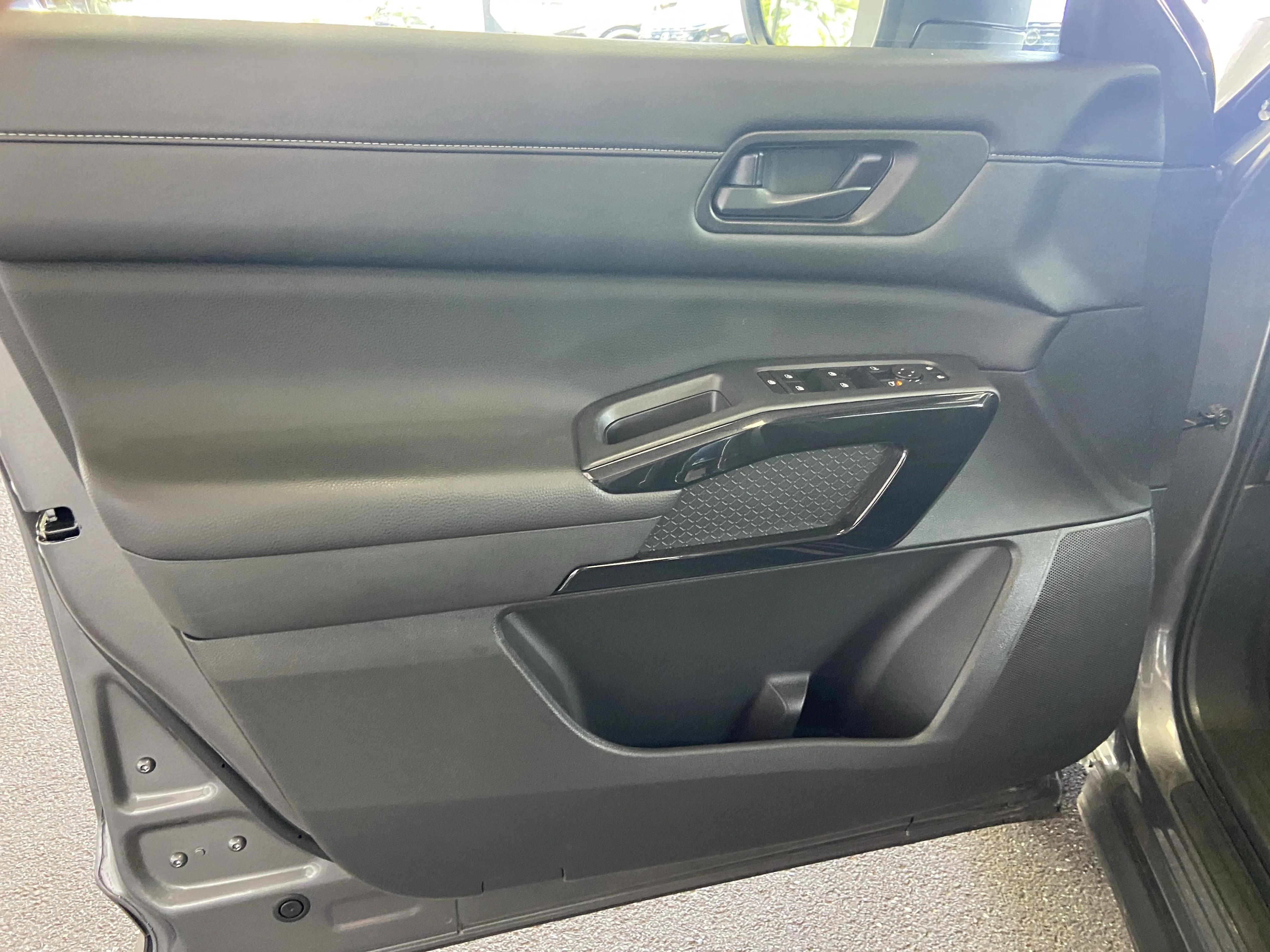 2025 Nissan Pathfinder SV - Photo 25