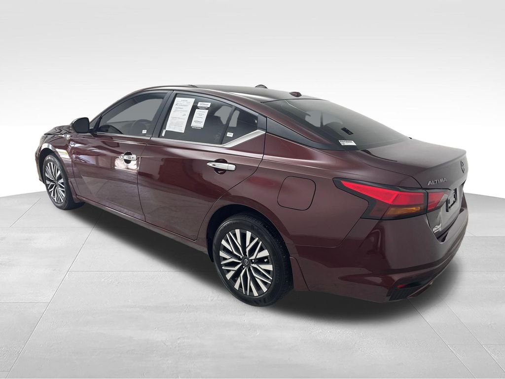 Used 2024 Red Nissan 2.5 SV image 3