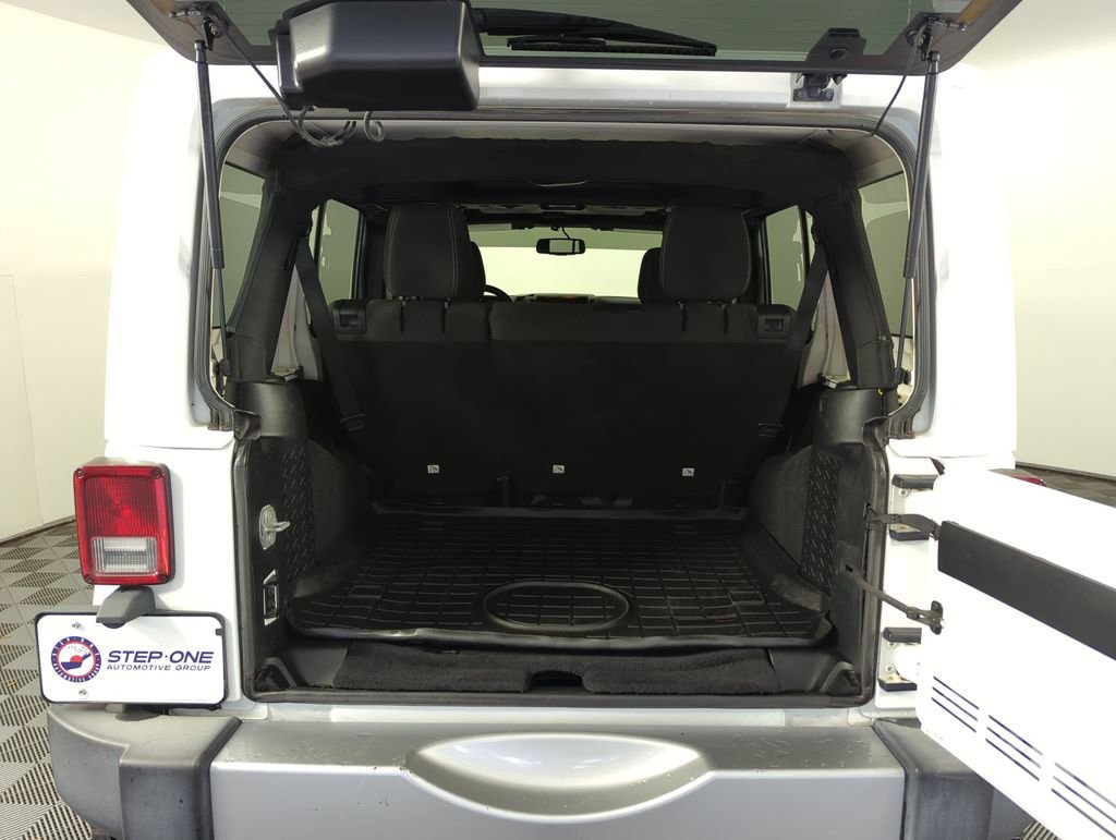 Used 2018 White Jeep Unlimited Sahara image 27