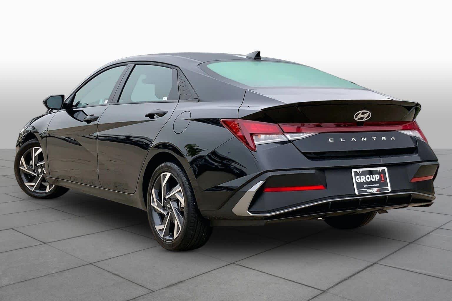 Used 2025 Abyss Black Hyundai SEL Sport image 12