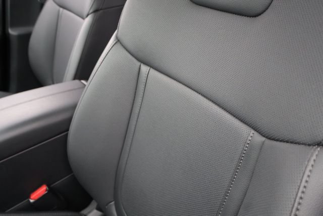 Used 2025 Green Hyundai SEL image 16