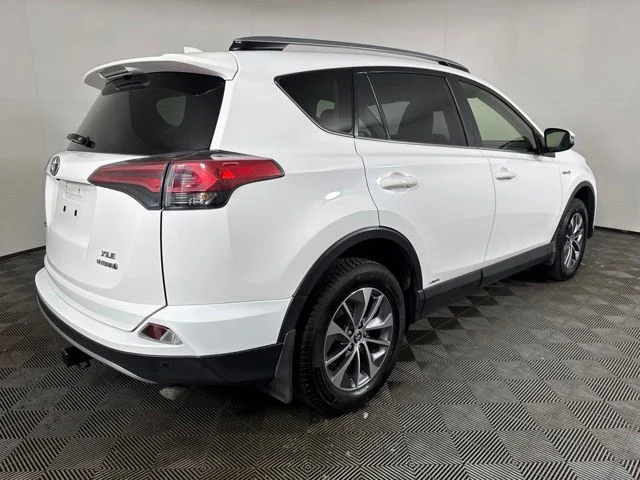 Used 2018 Super White Toyota XLE image 3