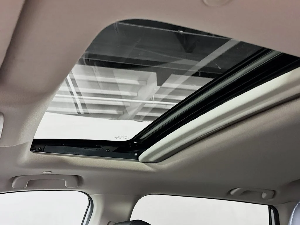 Used 2023 White Honda EX-L image 10
