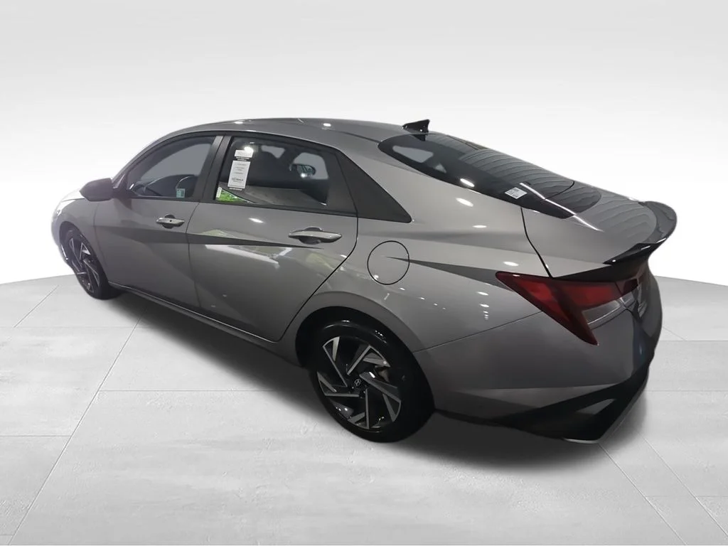 Used 2025 Silver Hyundai SEL Sport image 7