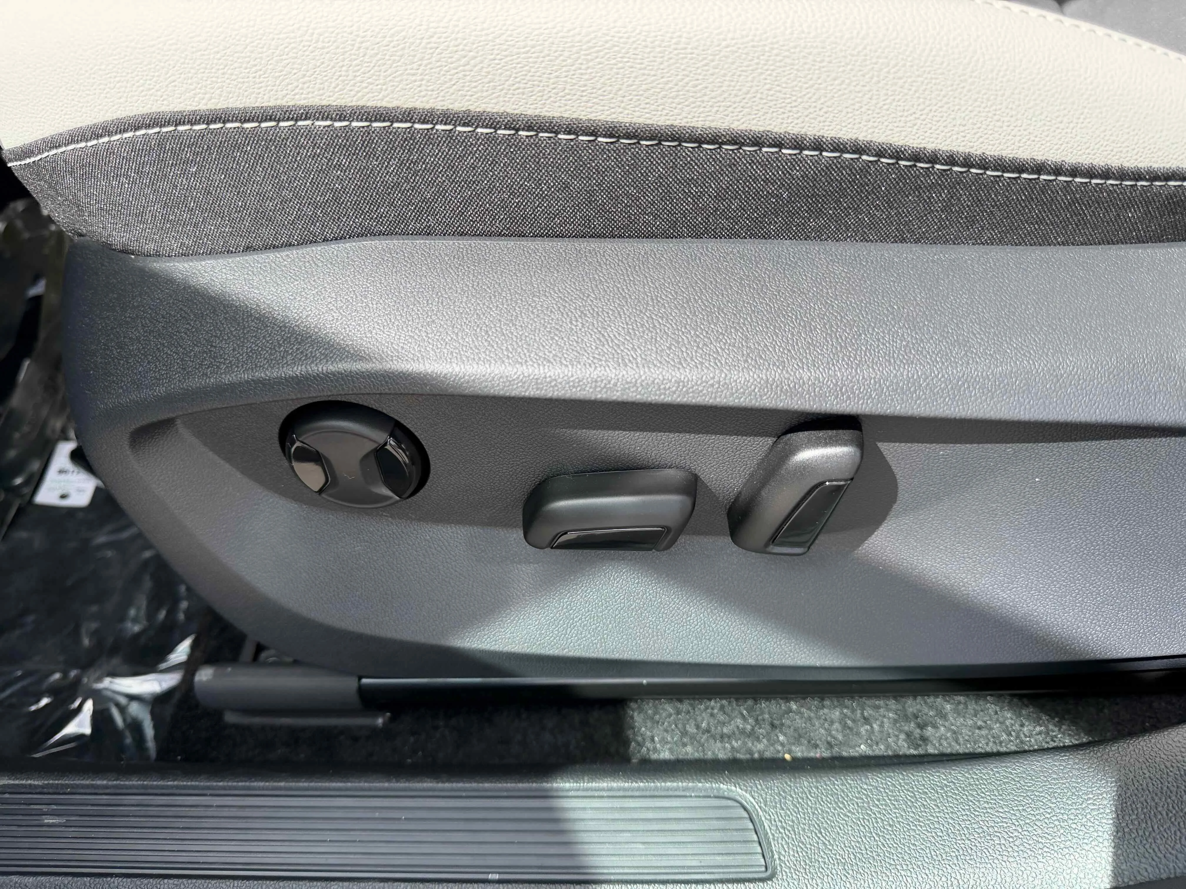 New 2026 Deep Black Volkswagen SE image 14