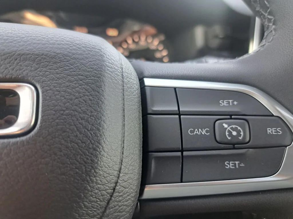 New 2026 Bright White Clear-Coat Exterior Paint Jeep Latitude image 13