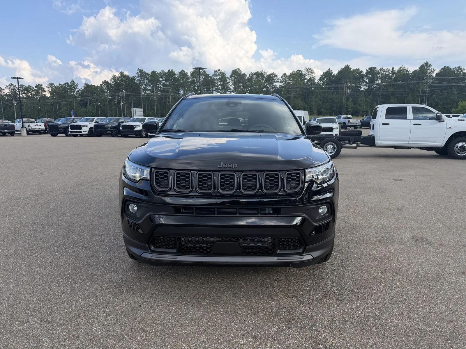 New 2026 Diamond Black Crystal Pearlcoat Jeep Latitude Altitude image 2