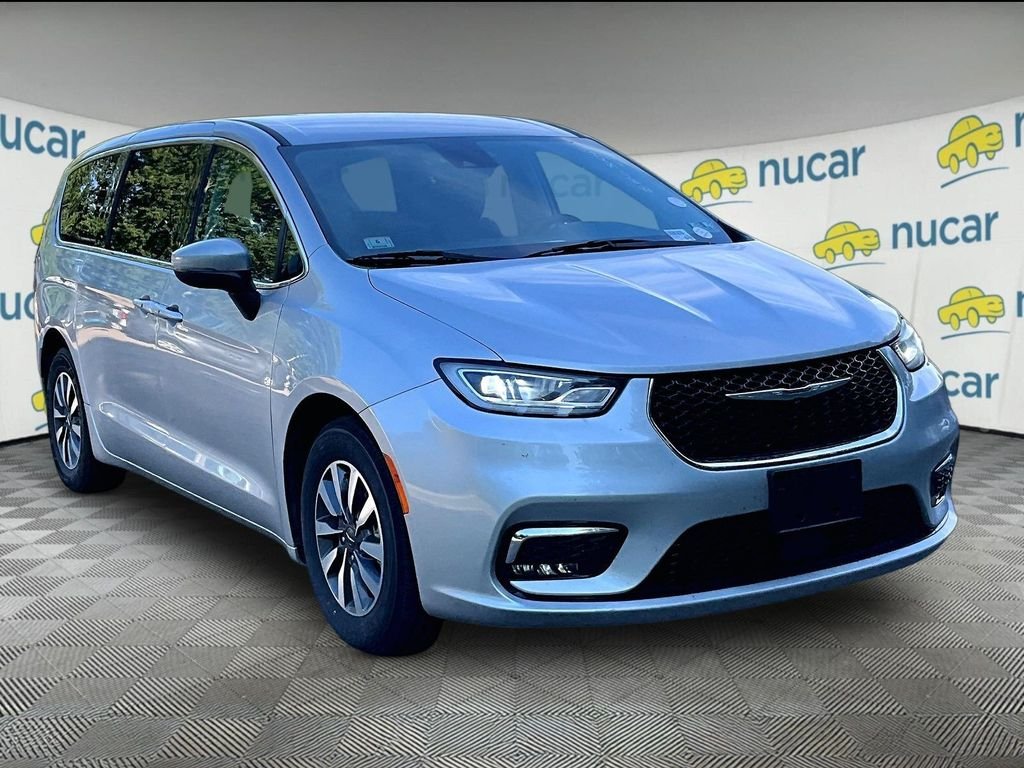 Used 2023 Silver Chrysler Touring L image 1