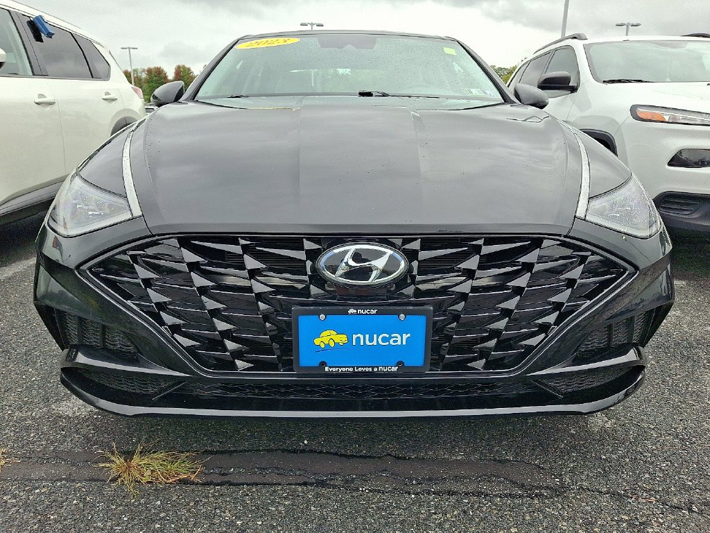 Used 2023 Black Hyundai SEL image 2