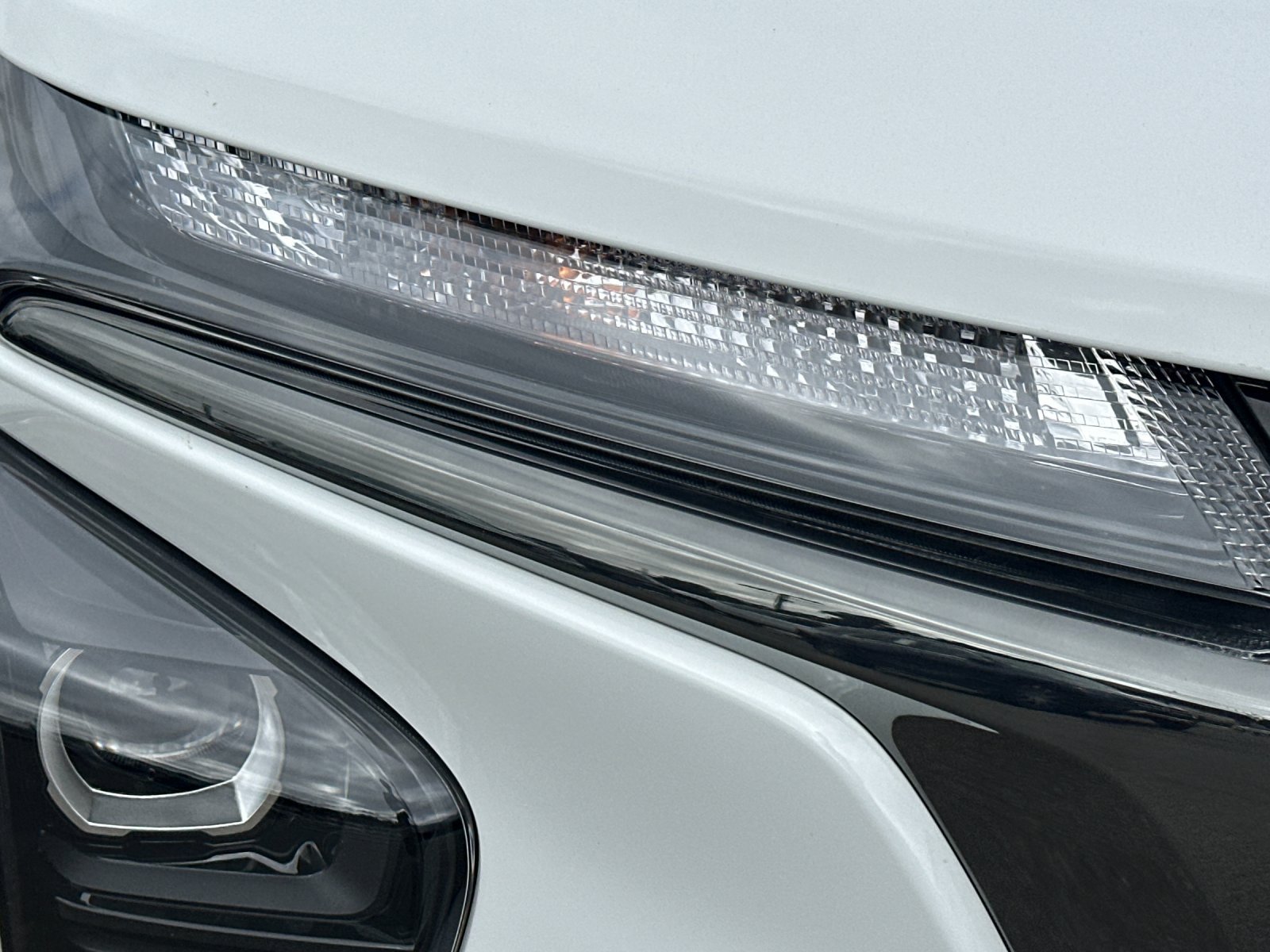 Used 2025 Summit White Chevrolet 1RS 4D Sport Utility image 30