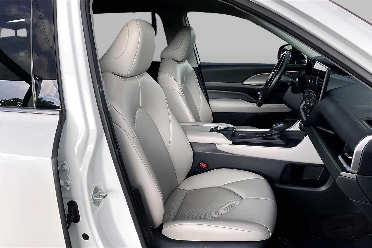 Used 2024 Wind Chill Pearl Toyota XLE image 9