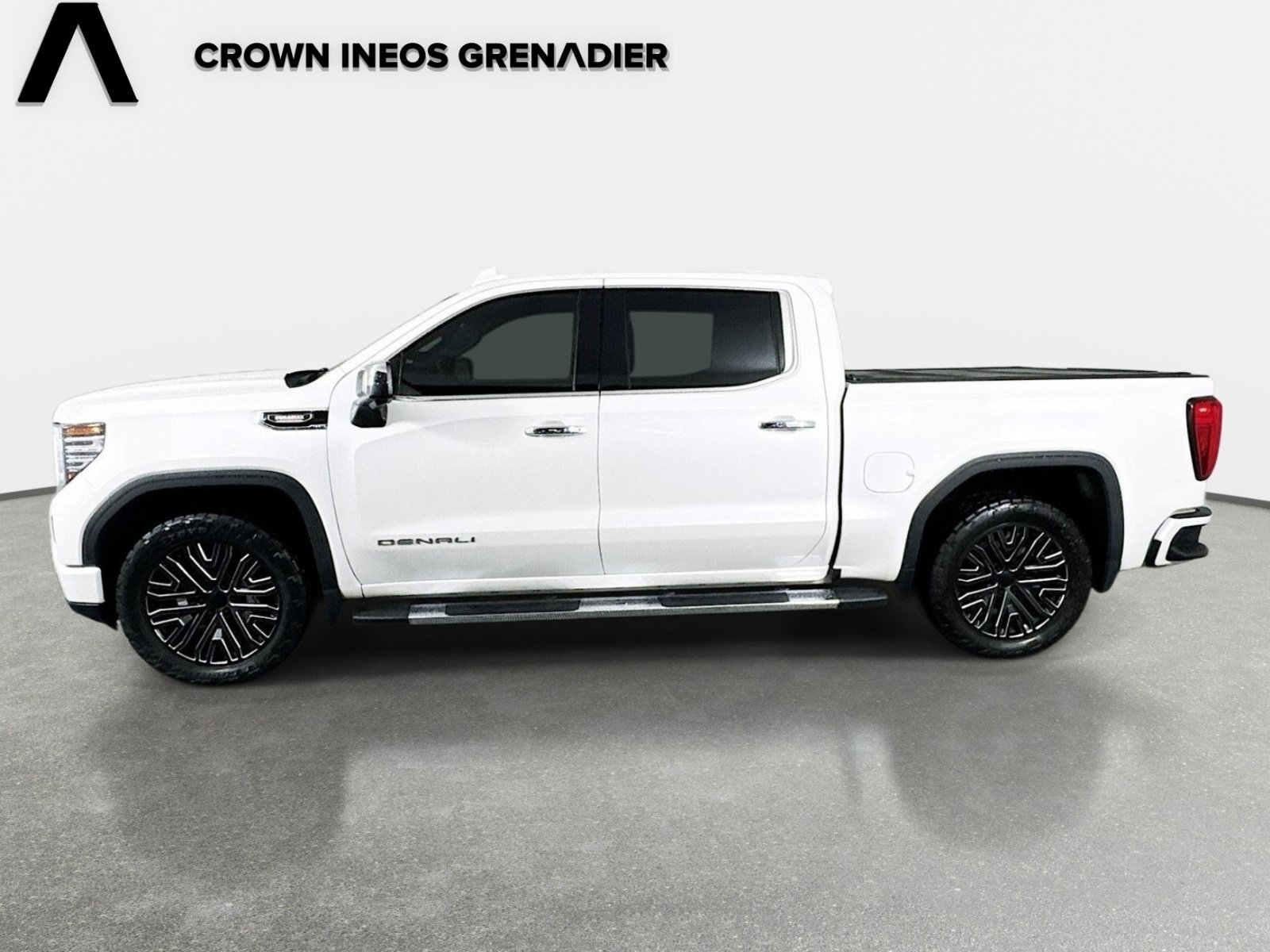 Used 2022 White Frost Tricoat GMC Denali image 8