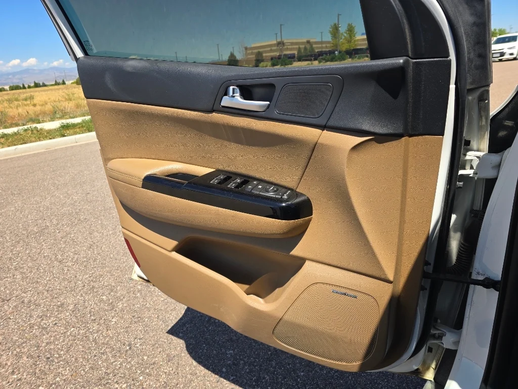 Used 2018 Snow White Pearl Kia SX Turbo image 16
