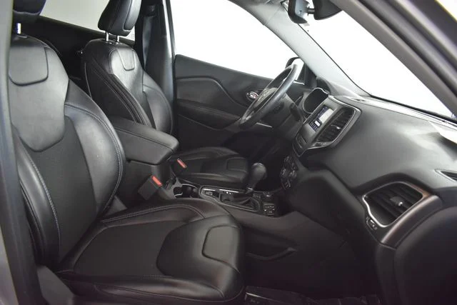 Used 2019 Silver Jeep Latitude Plus image 14