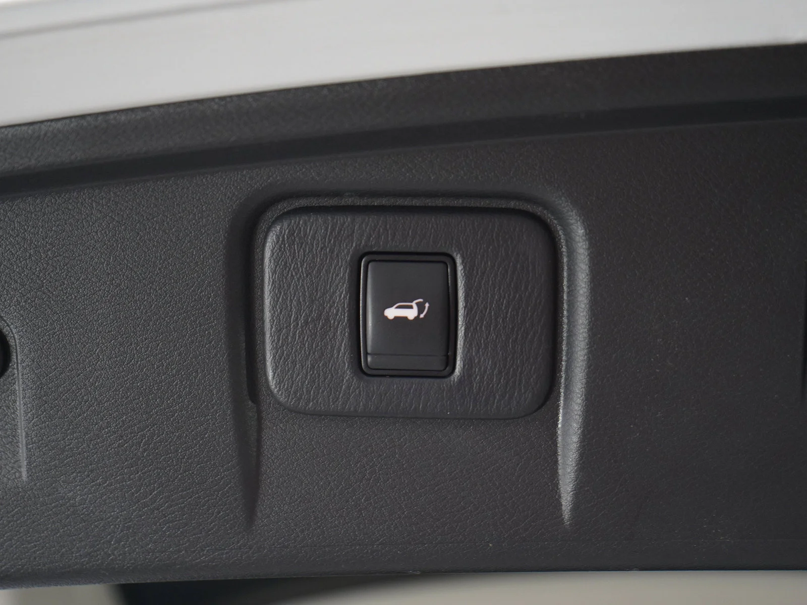 Used 2018 White Nissan SL image 17