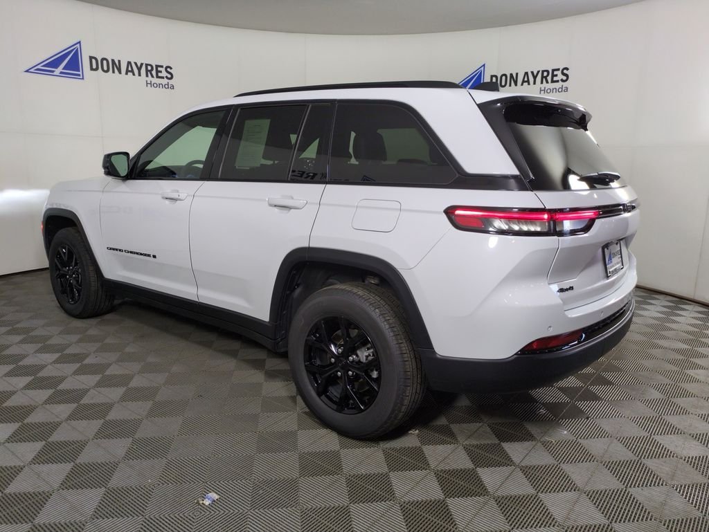 Used 2025  Jeep Altitude X image 3