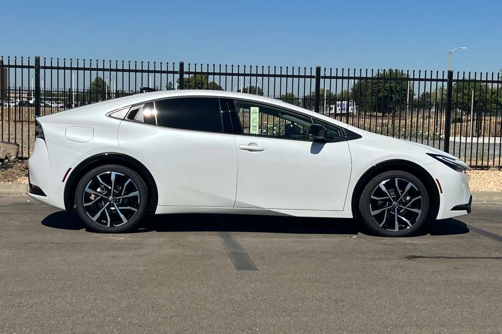 New 2026 Wind Chill Pearl Toyota XSE image 3
