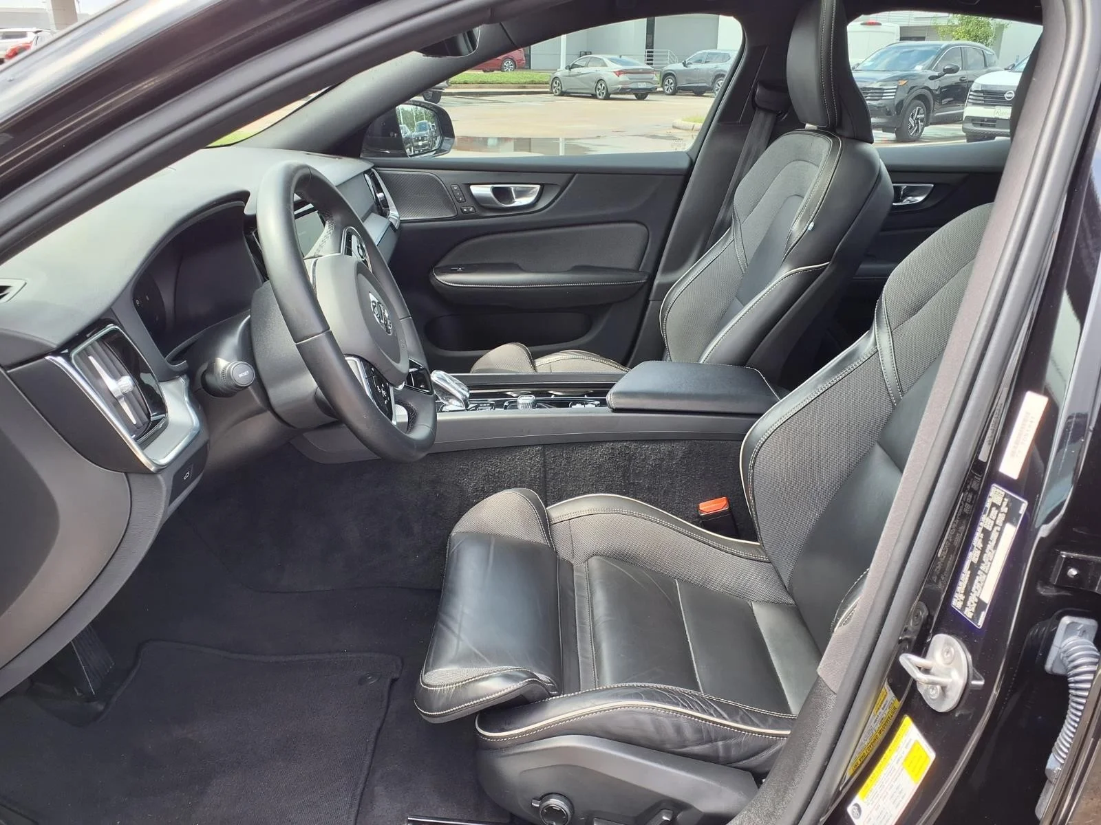 2024 Volvo S60 Plus Black Edition - 11