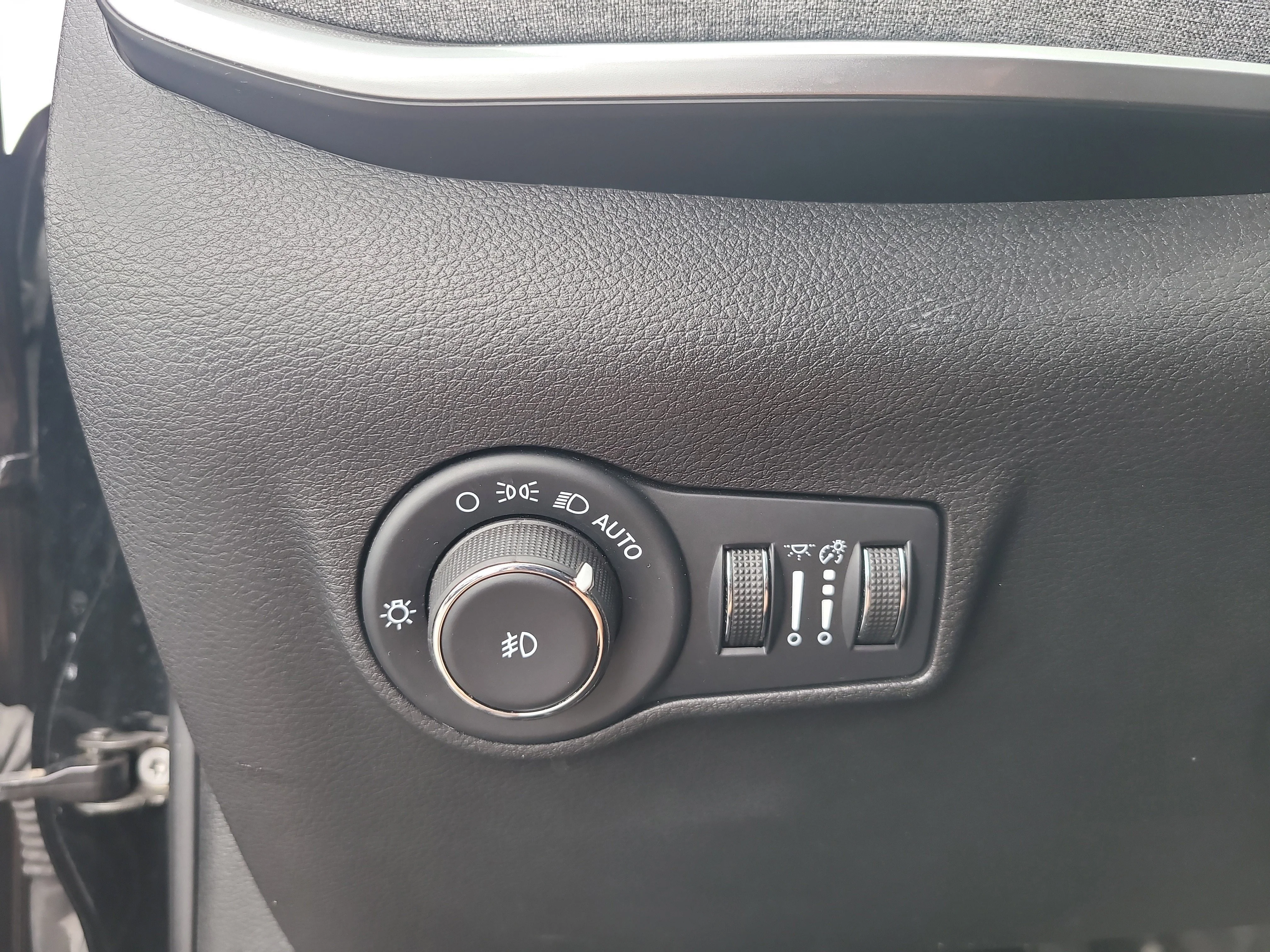 Used 2023 Diamond Black Crystal Pearlcoat Jeep Latitude image 31