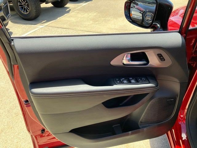New 2027 Red Hot Pearl-Coat Exterior Paint Chrysler Limited image 8